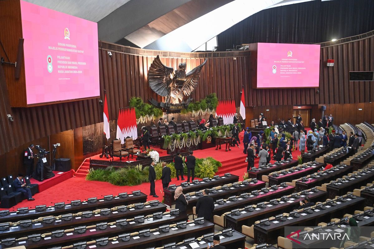 Tiba di Gedung Nusantara Gibran berbalut jas dan berkopiah hitam