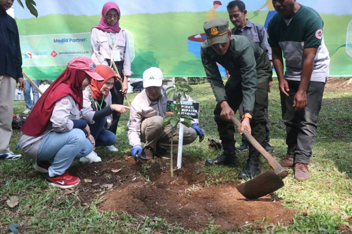 Pemkab Sukabumi gandeng mitra gencarkan aksi penanaman pohon produktif