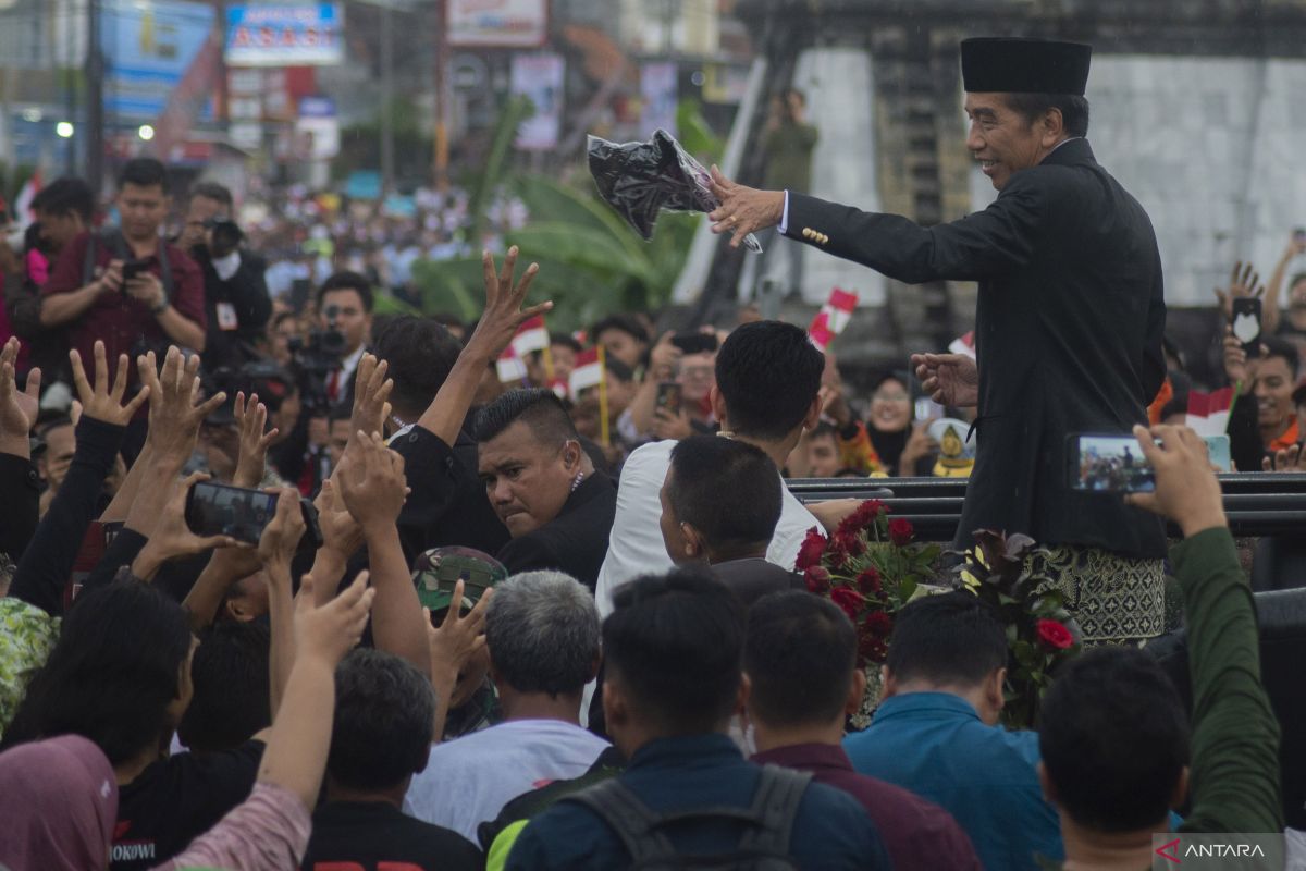 Tiba di Solo, Jokowi disambut ribuan warga