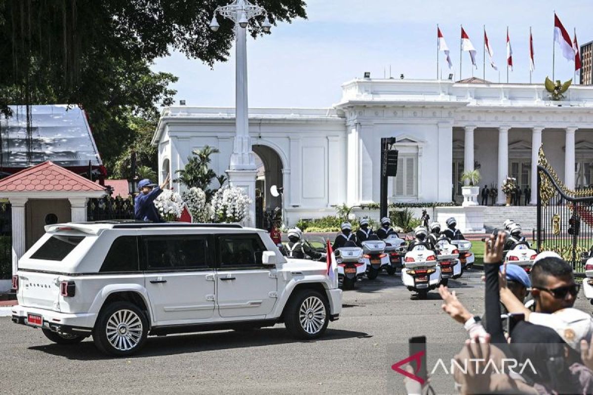 Jokowi sapa masyarakat dalam perjalanan pulang usai purnatugas