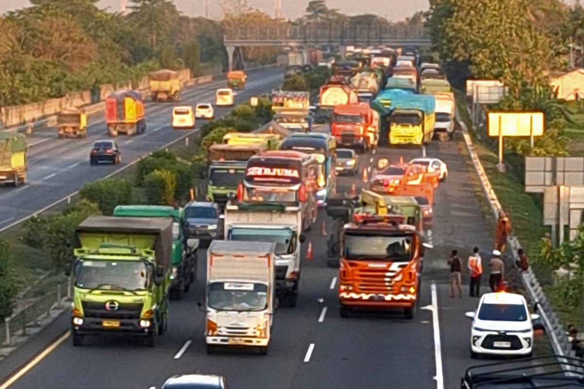 Evakuasi kecelakaan truk di Tol Tangerang-Merak KM 68 sebabkan macet