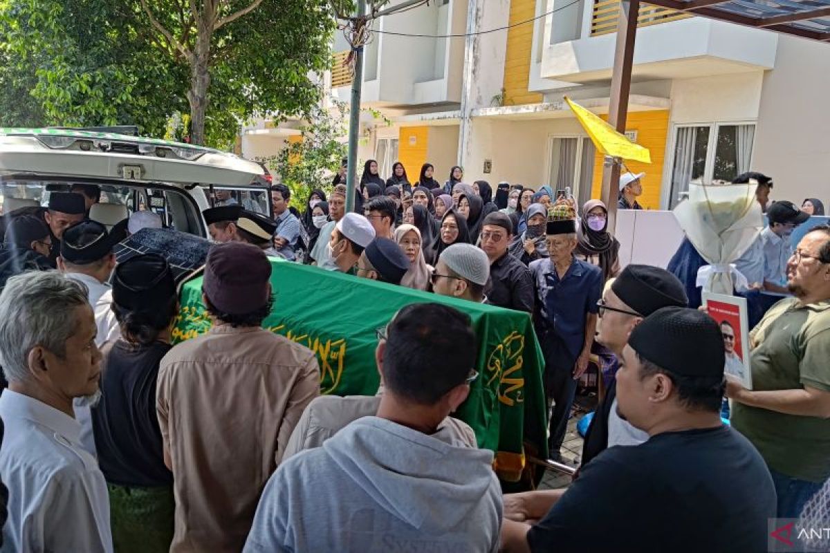 Jenazah korban kecelakaan pesawat SAM Air tiba di rumah duka