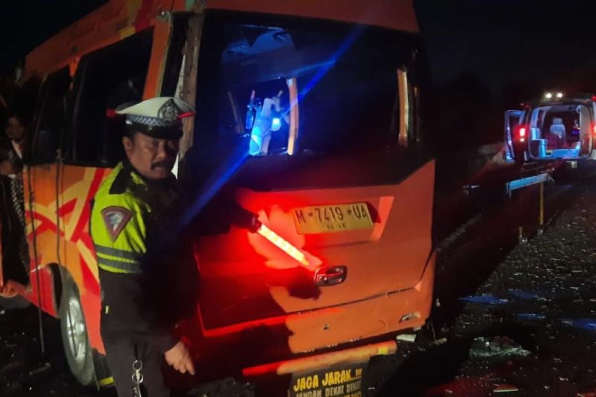 Lima tewas akibat Isuzu hantam ekor truk di jalan tol