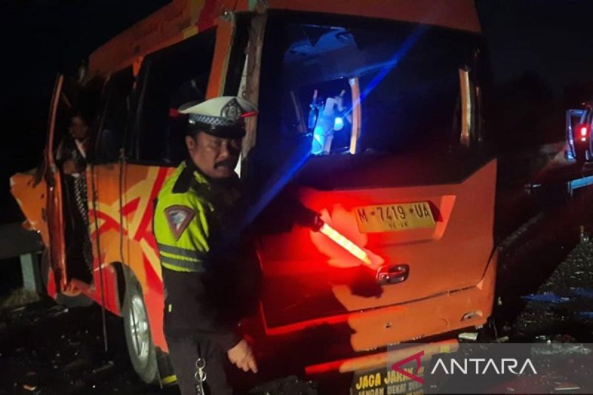 Mini bus tabrak dump  truk  di Tol Paspro  lima orang meninggal dunia