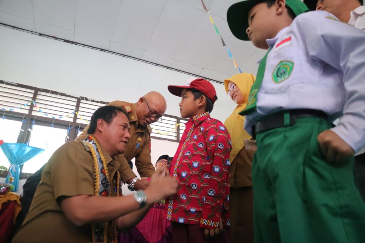 Lampung Barat salurkan bantuan seragam sekolah ke pelajar