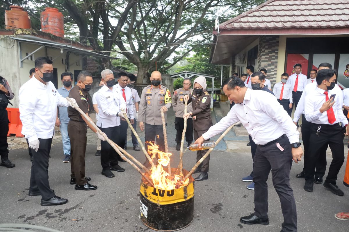 Polda Babel musnahkan barang bukti 2,8 kilogram sabu dan 1,3 kilogram ganja