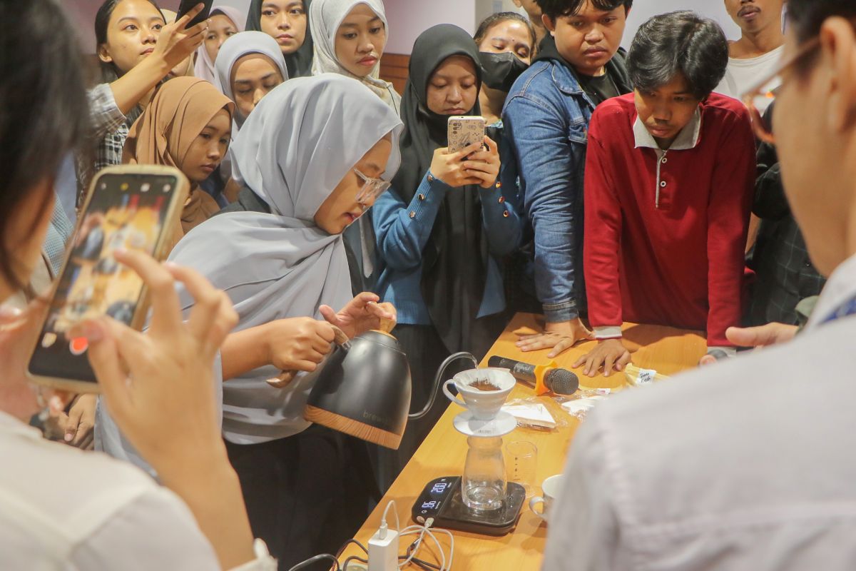 Career Center Unhas bekali mahasiswa pelatihan barista