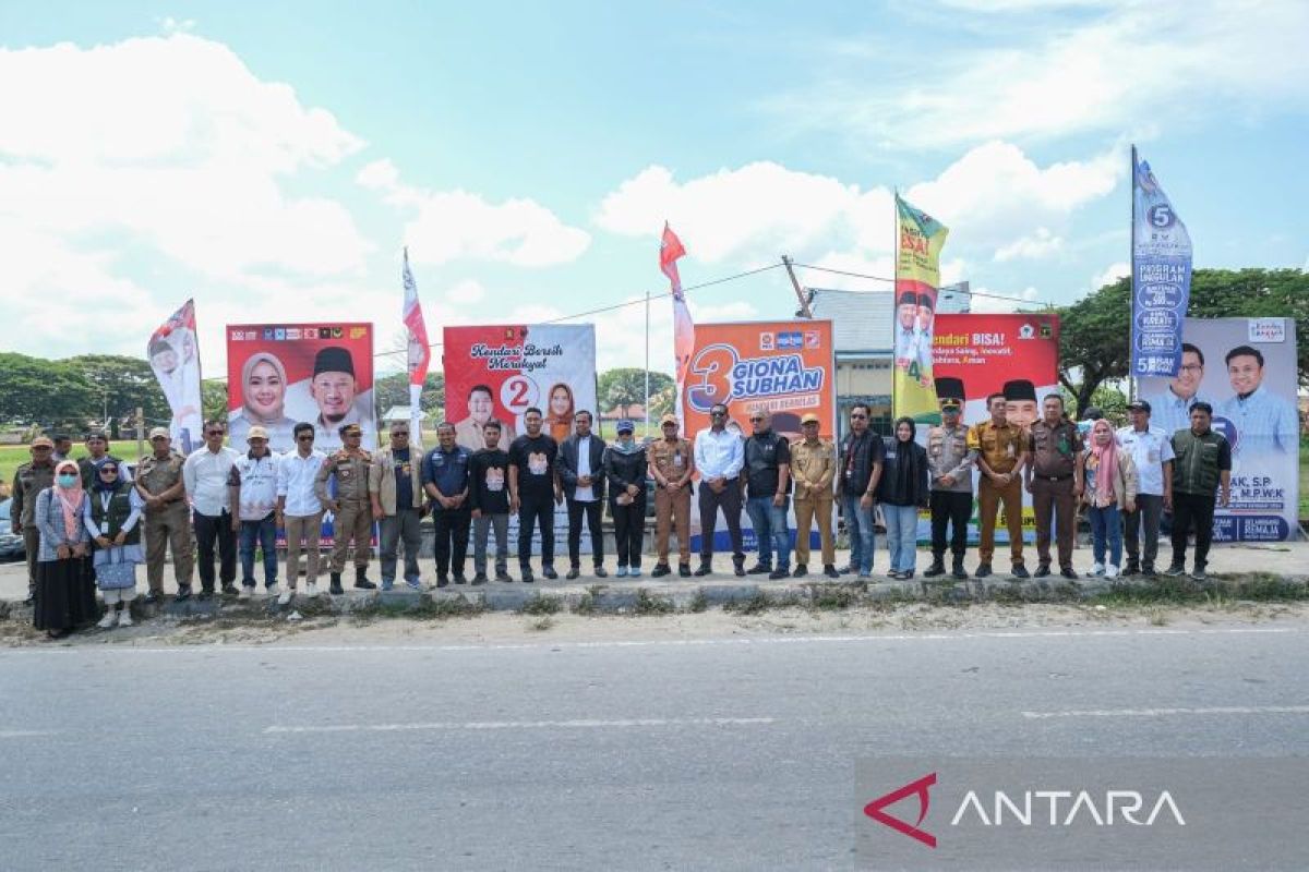 KPU Kendari libatkan 5 paslon pasang APK secara serentak