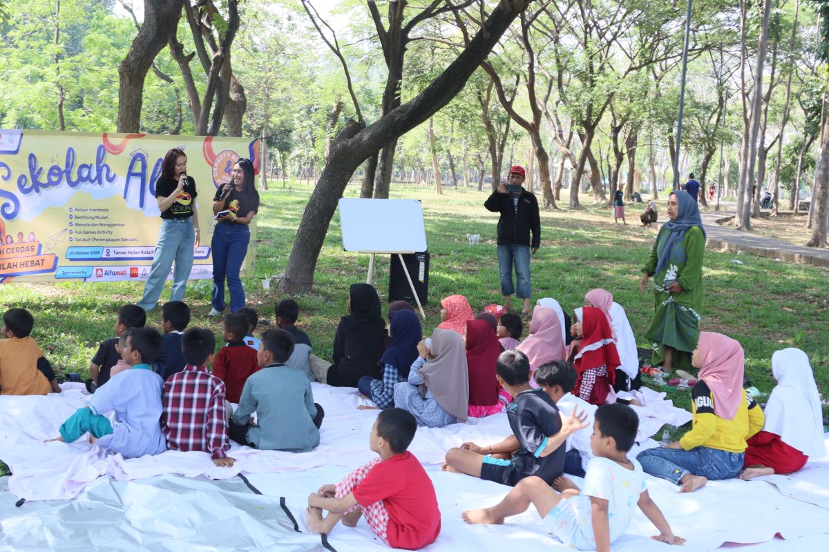 Ketika jurnalis berbagi kebahagian dengan anak kolong tol dengan belajar dan bermain