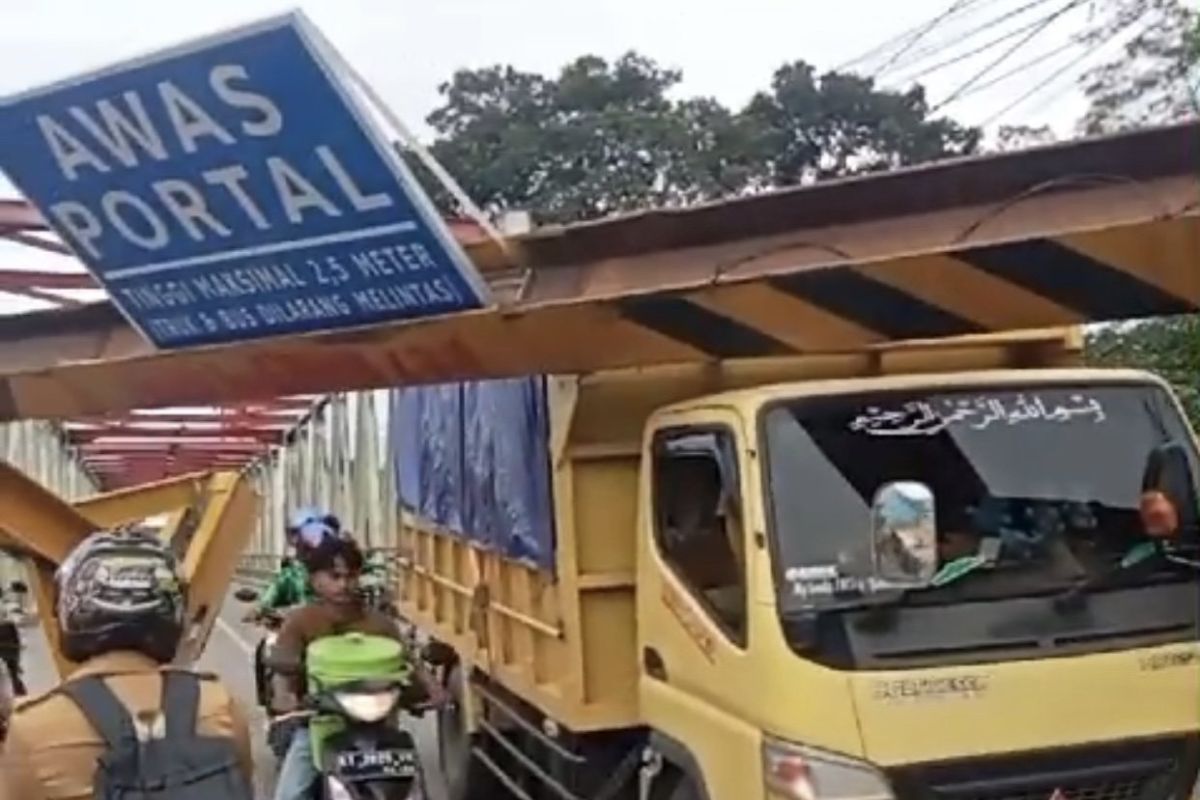 Sebuah truk tabrak portal Jembatan Paringin