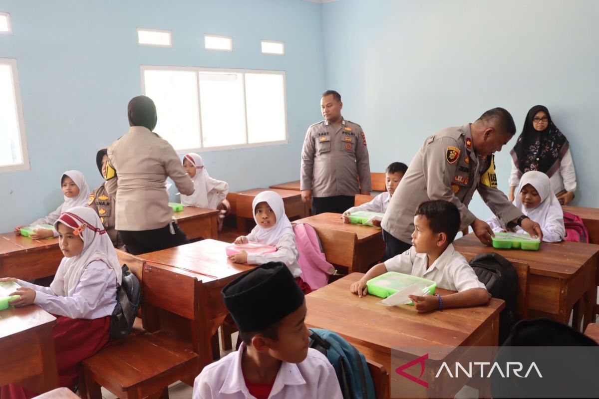 Polres Sukabumi Kota bagikan puluhan paket makanan bergizi untuk pelajar MDTA