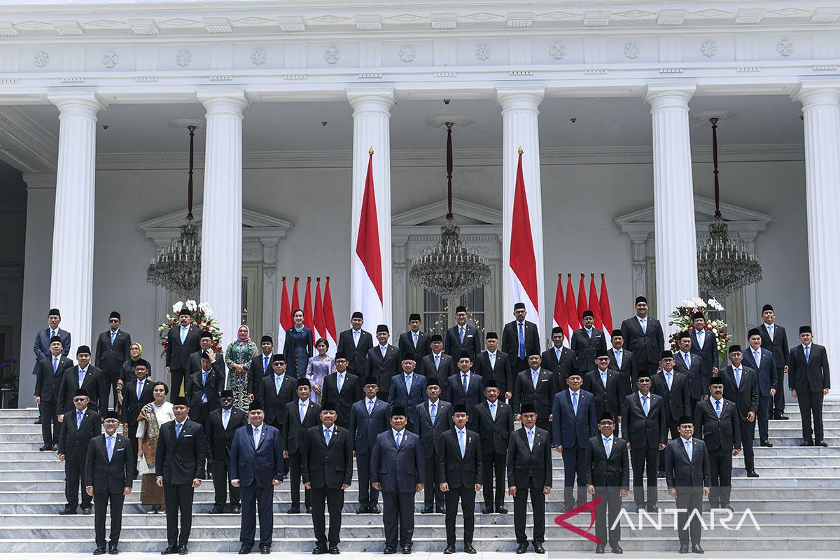 Presiden berfoto bersama Menteri Kabinet Merah Putih