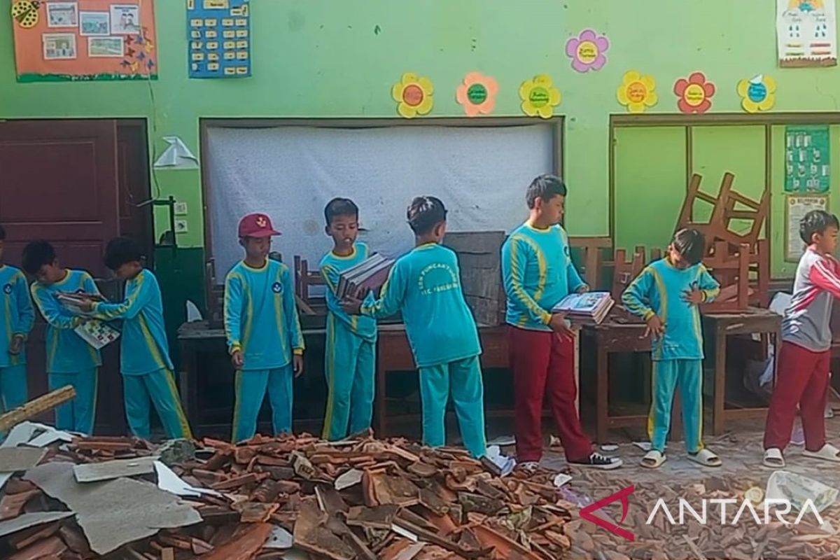 Siswa SDN Puncaktugu bergiliran laksanakan KBM akibat kelas ambruk