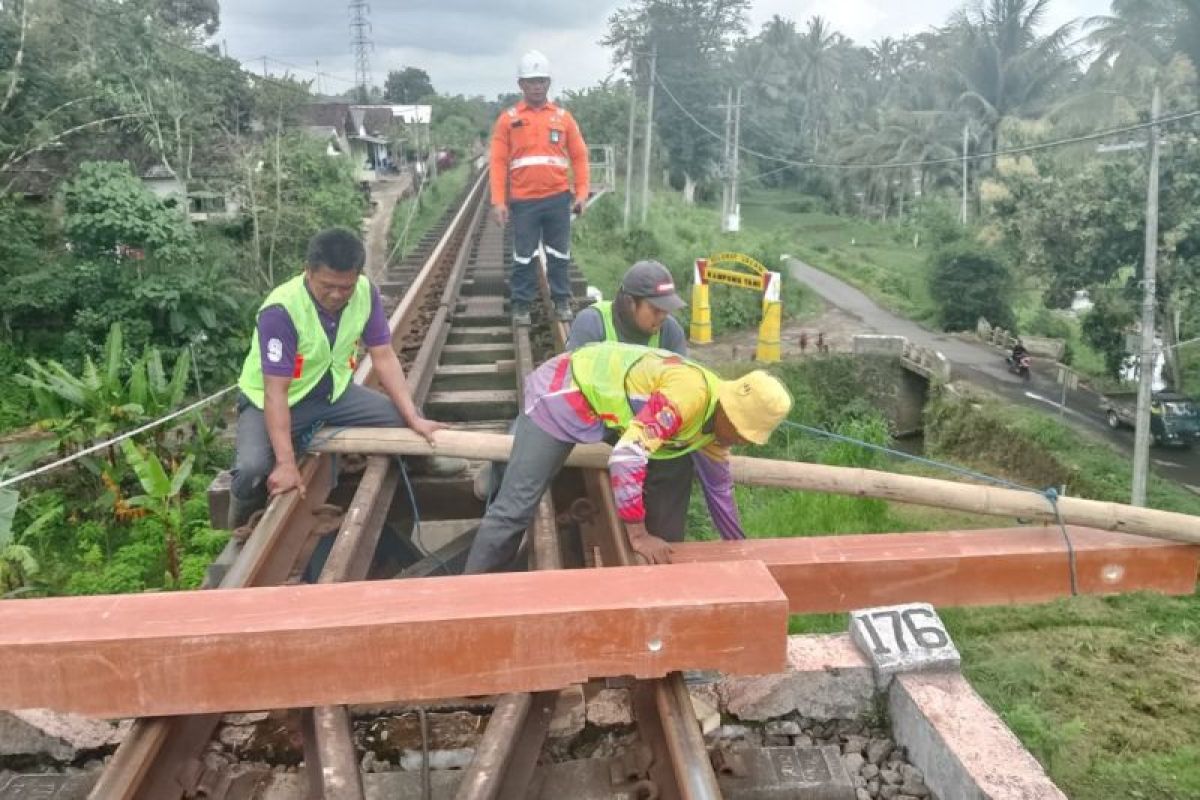 KAI Daop 9 ganti bantalan kayu dengan sintetis untuk lestarikan alam