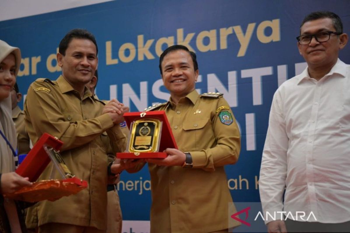 Pj Bupati Abdya terima TAPE Aceh Award dari The Asia Foundation