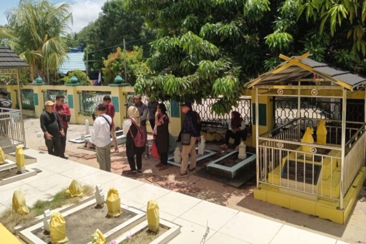 Melestarikan cagar budaya makam Embung Fatimah di Pulau Penyengat