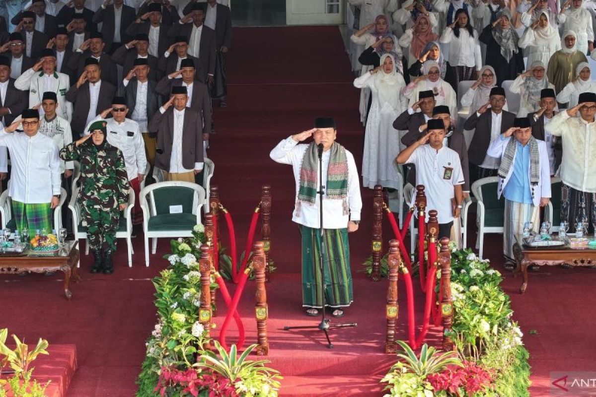 Pj Bupati Bogor Bachril Bakri kenakan sarung pimpin upacara Hari Santri