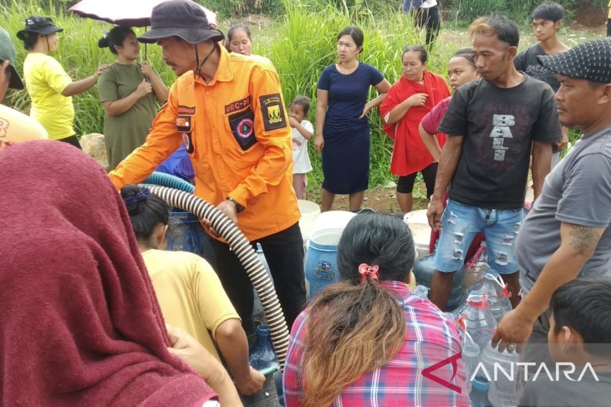 BPBD salurkan air bersih 10 ribu liter ke warga sekitar proyek pembangunan jalan tol