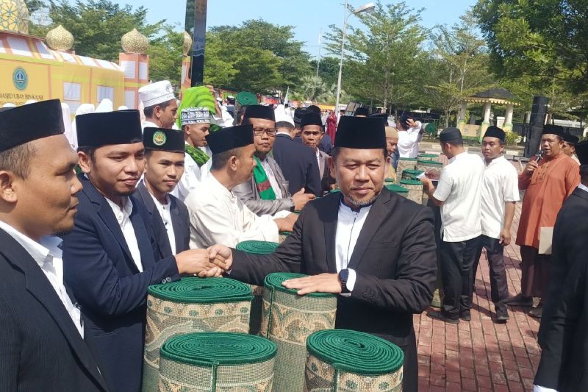 Pemkab Labura serahkan sajadah untuk 17 ponpes