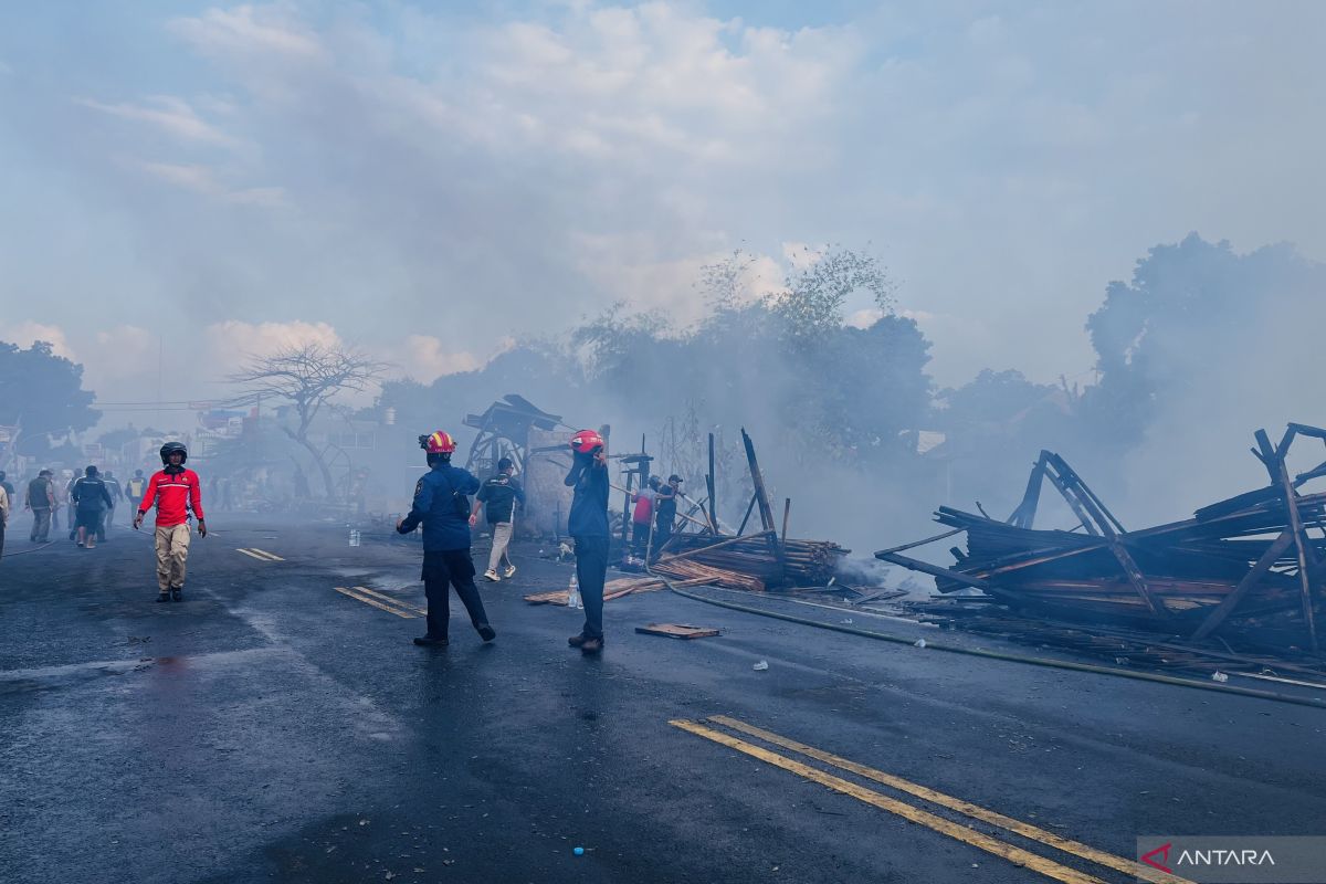 Sebanyak 11 unit pemadam diturunkan padamkan kebakaran di Tajur Kota Bogor