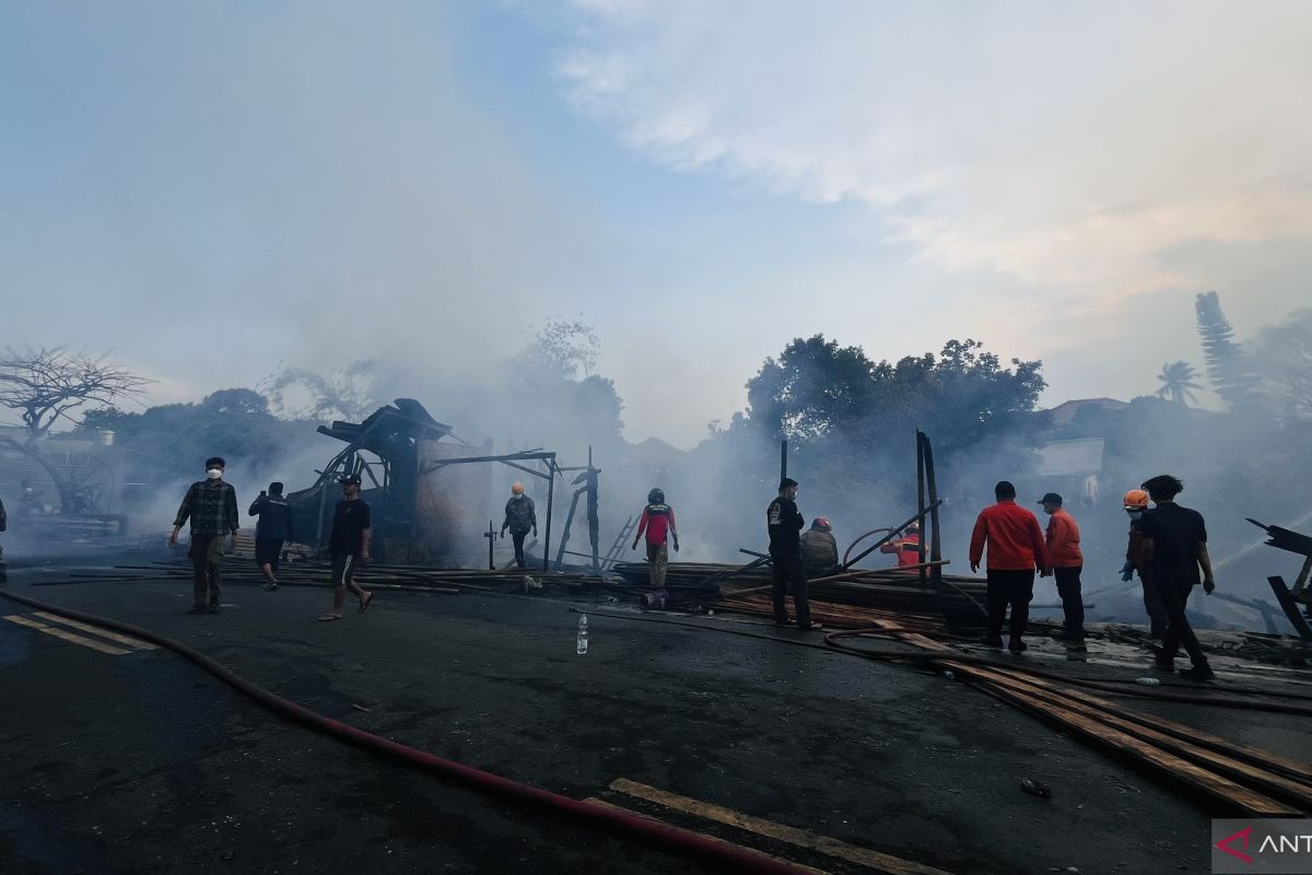 Lapak pedagang dan rumah warga di Tajur Bogor kebakaran