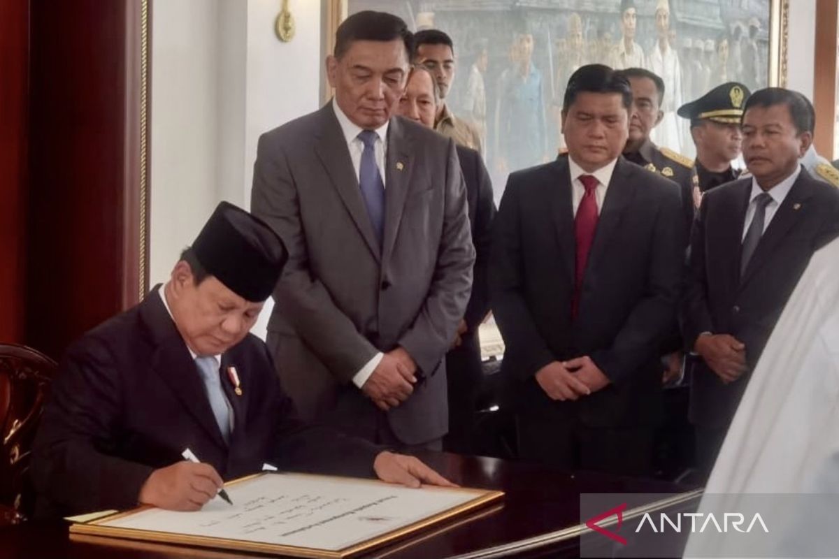 Menhan Sjafrie terima memorandum jabatan dari Presiden Prabowo Subianto