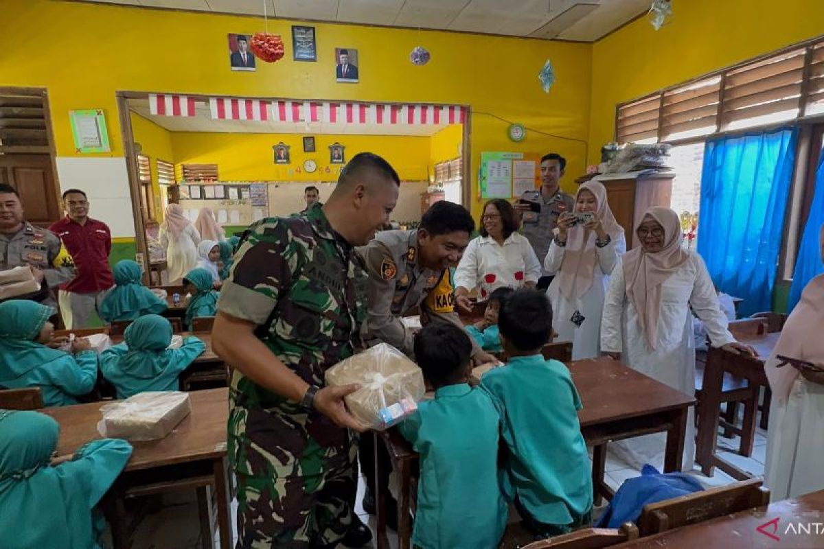 Kapolres dan Dandim bagikan makanan bergizi ke pelajar SDN Palabuhanratu