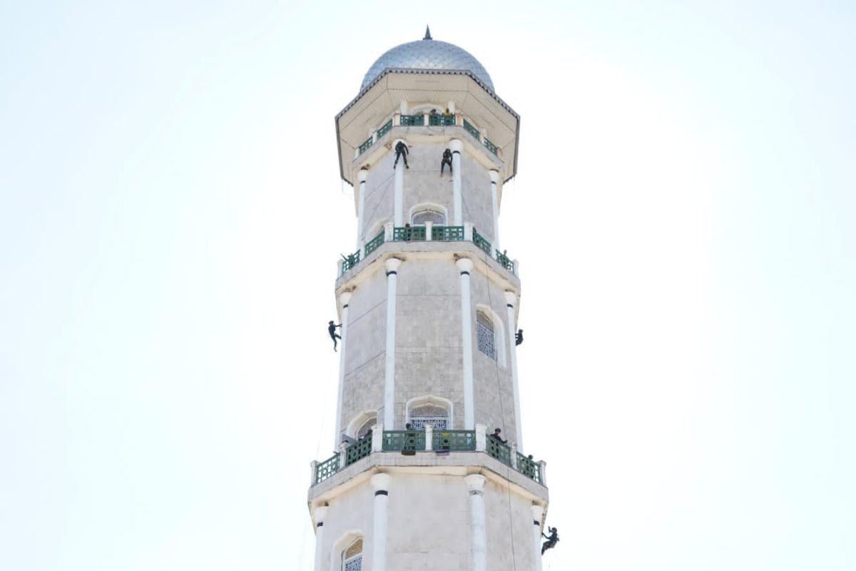 Kodam IM bakti sosial bersihkan menara Masjid Raya Baiturrahman