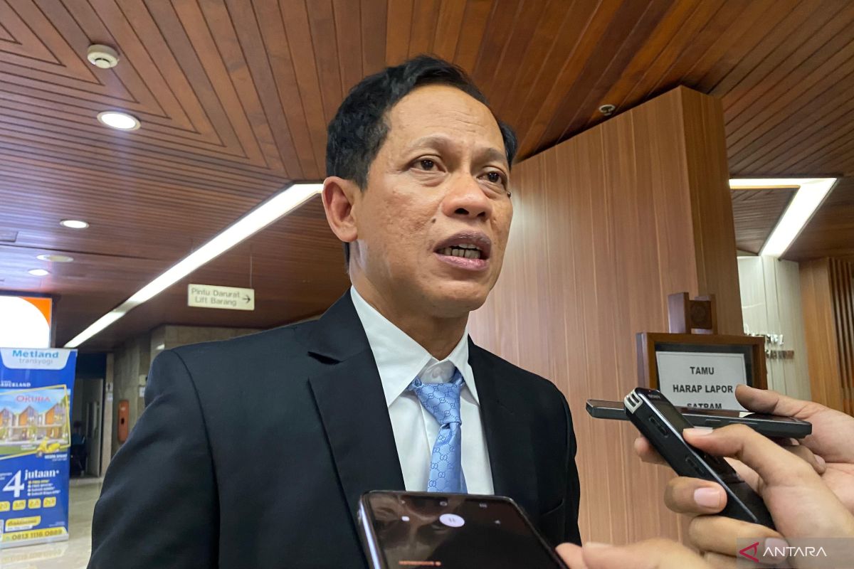 Menteri Hanif Faisol Nurofiq akan evaluasi wacana penghentian impor sampah