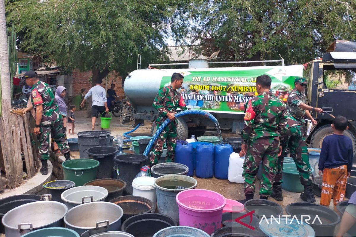 Aparat TNI di Sumbawa intensifkan distribusi air bersih ke daerah kekeringan