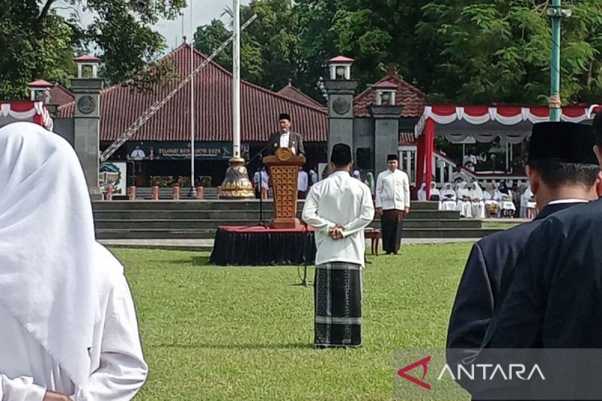 Pj Bupati Banyumas  ajak santri ikut wujudkan Indonesia Emas 2045