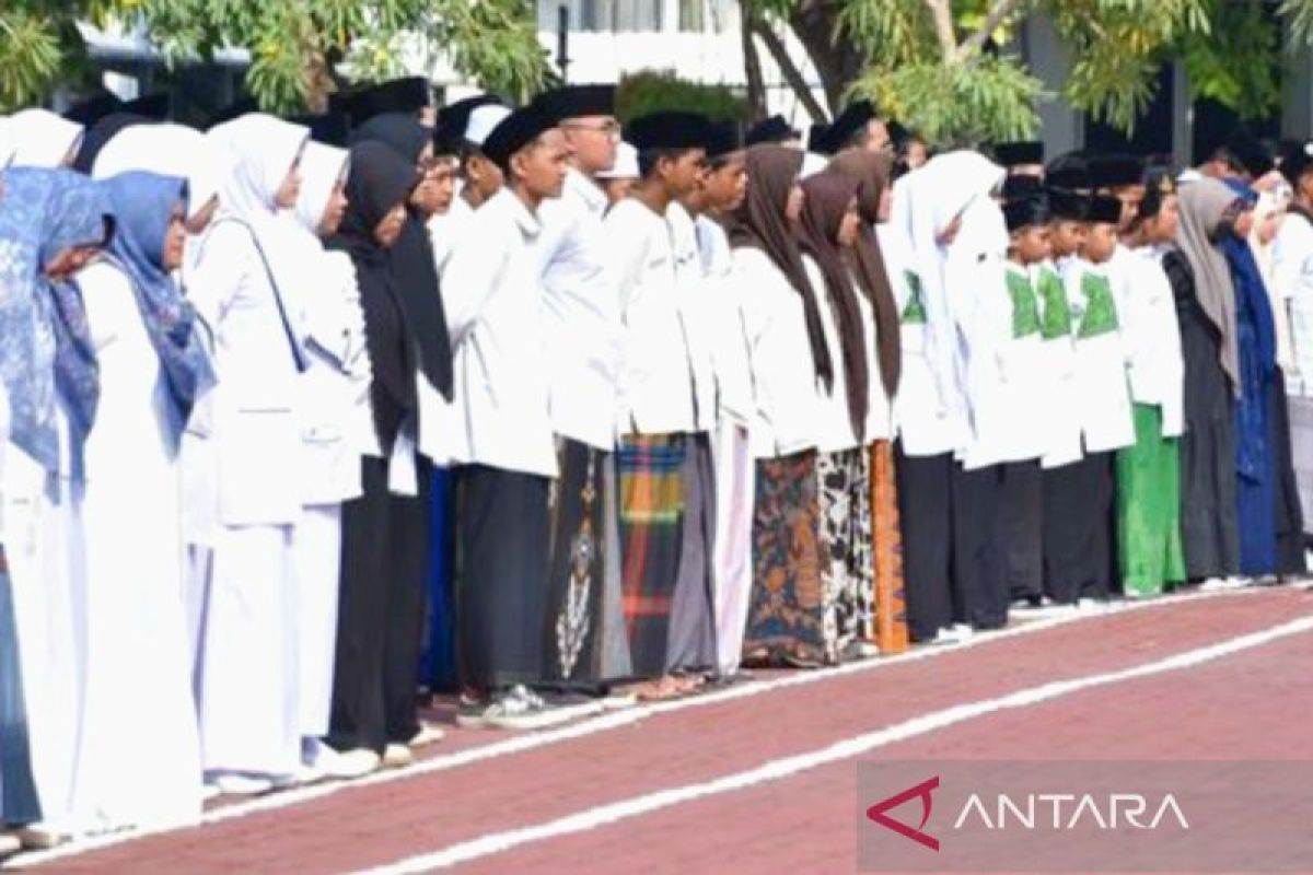 ASN Pemkab Karawang kenakan sarung peringati Hari Santri Nasional