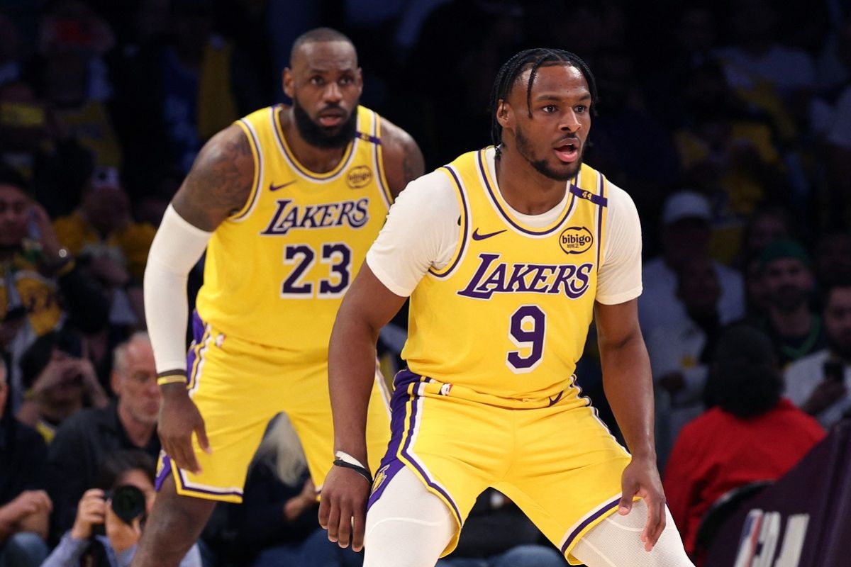 LeBron-Bronny James ukir sejarah tampil bersama di laga pembuka Lakers