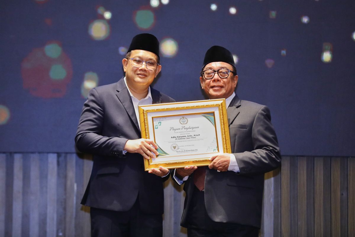 Pj Gubernur Jatim terima penghargaan BAZNAS Jatim Award 2024