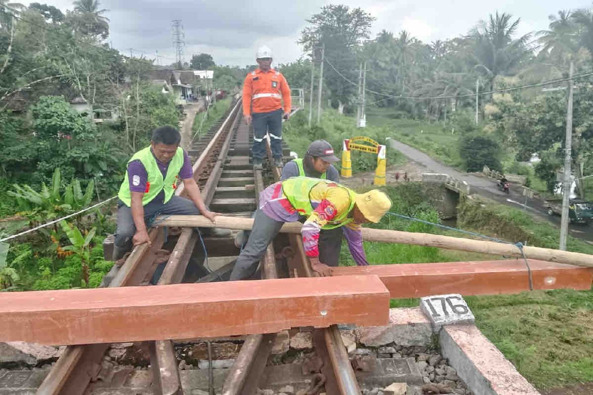 KAI ganti bantalan rel kayu ke sintetis guna tingkatkan keselamatan KA