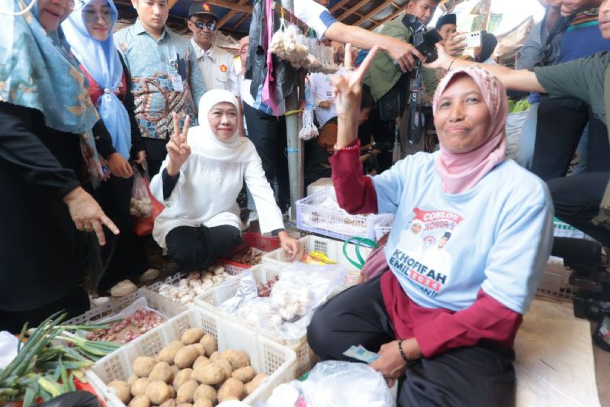 Khofifah sapa pedagang Pasar Besuki Situbondo