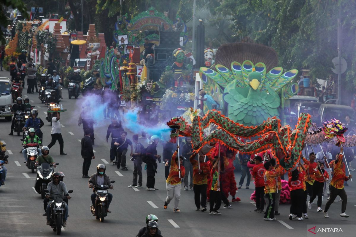 Sebanyak 39 maskot pilkada serentak 2024 ikuti kirab keliling Surabaya