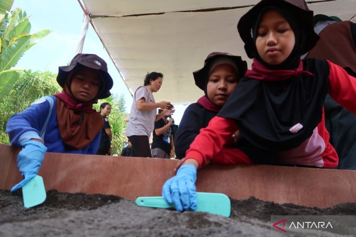 Inspiring the young to dig deeper into the ancient past