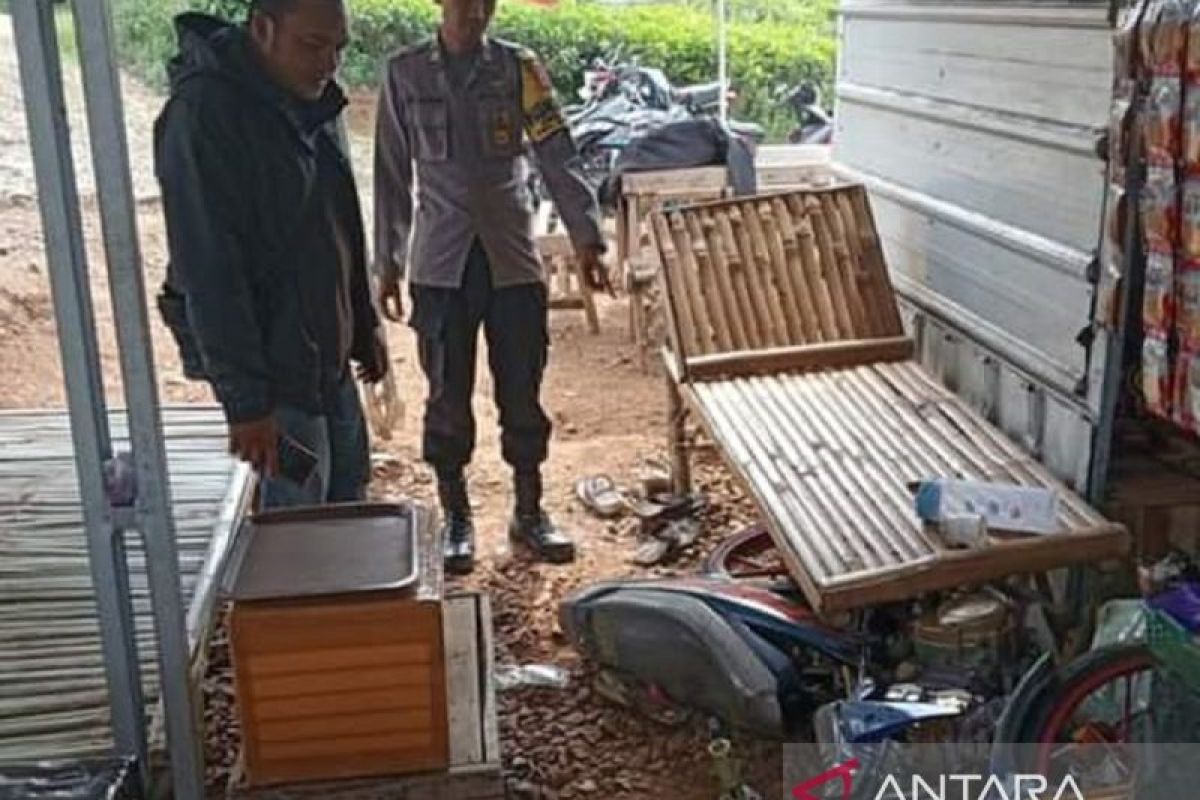 Pengendara sepeda motor tewas usai menabrak warung di selatan Sukabumi