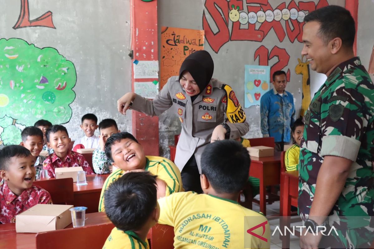 Polres dan Kodim bagikan makan siang bergizi bagi anak SD/MI di Sukabumi