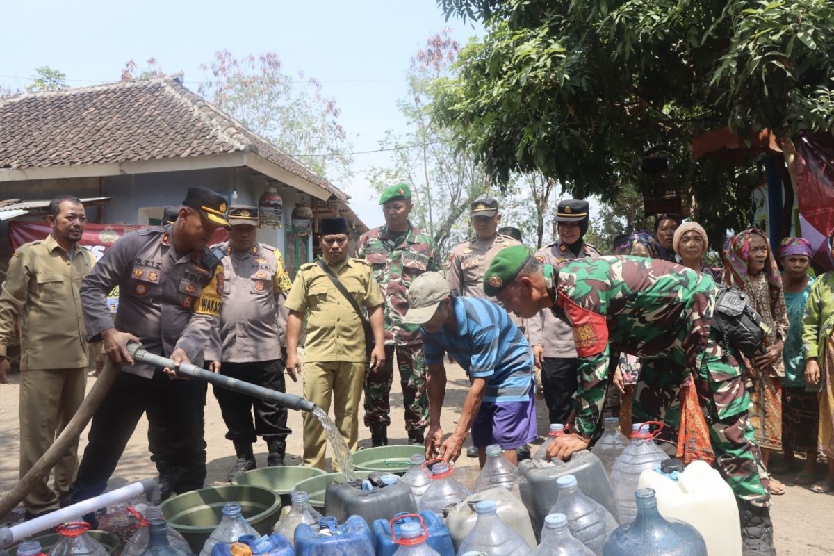 Polres Pasuruan salurkan bantuan air bersih minimalkan dampak kekeringan