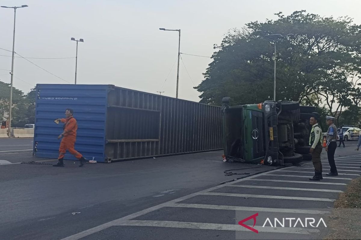 Sebuah truk kontainer terguling di pintu masuk Tol Sidoarjo