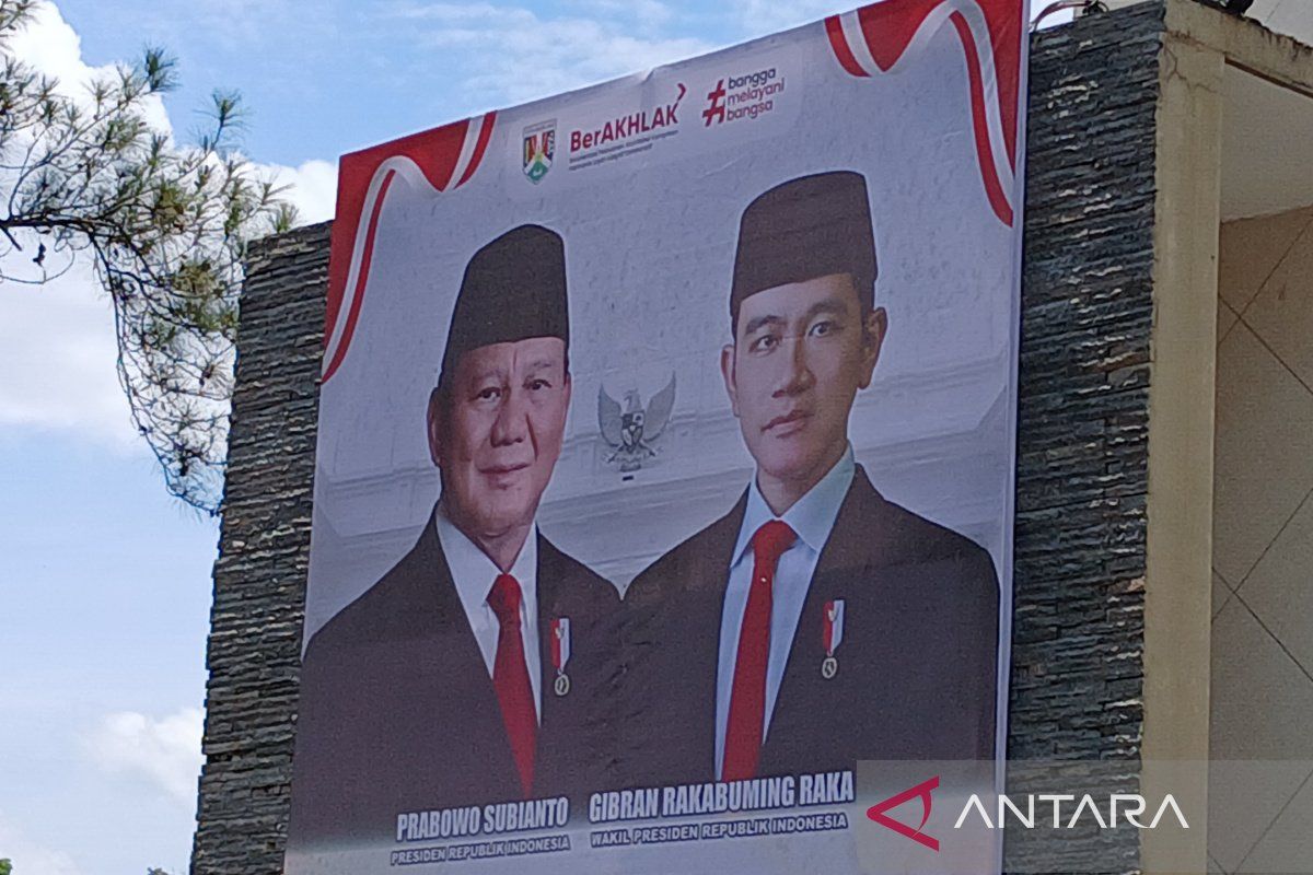 Siswa dari 49 sekolah SD maupun SMP di Kabupaten Magelang sambut kedatangan Presiden