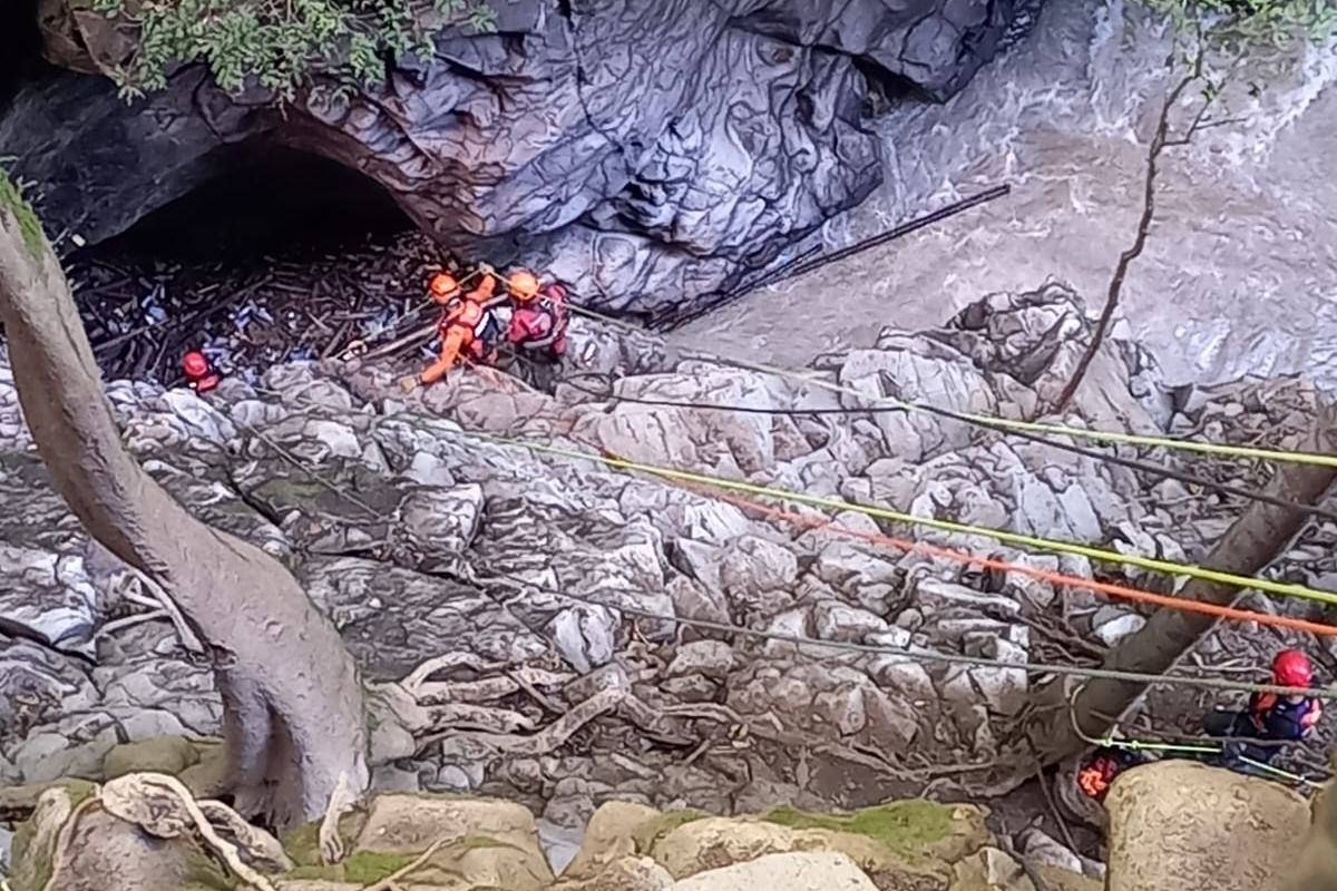 Tim SAR evakuasi dua anggota Basarnas Medan hanyut  saat operasi SAR