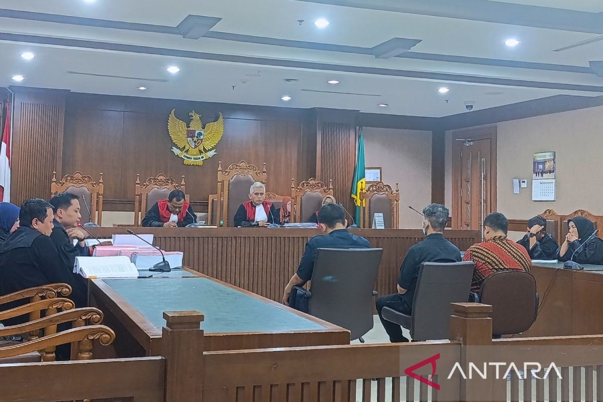 Tiga mantan pejabat Kemenhub dituntut 6 hingga 8 tahun penjara kasus KAI