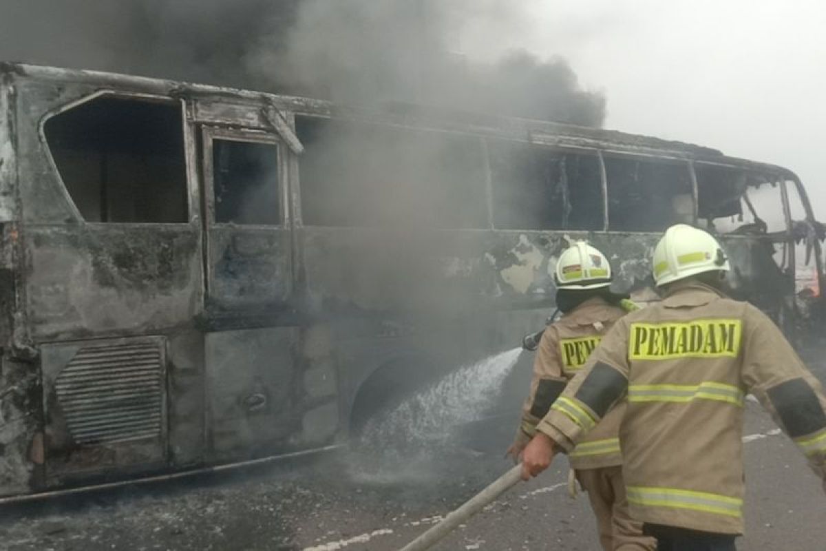 Kebakaran bus pariwisata di Tol Becakayu diduga akibat percikan api dari aki AC