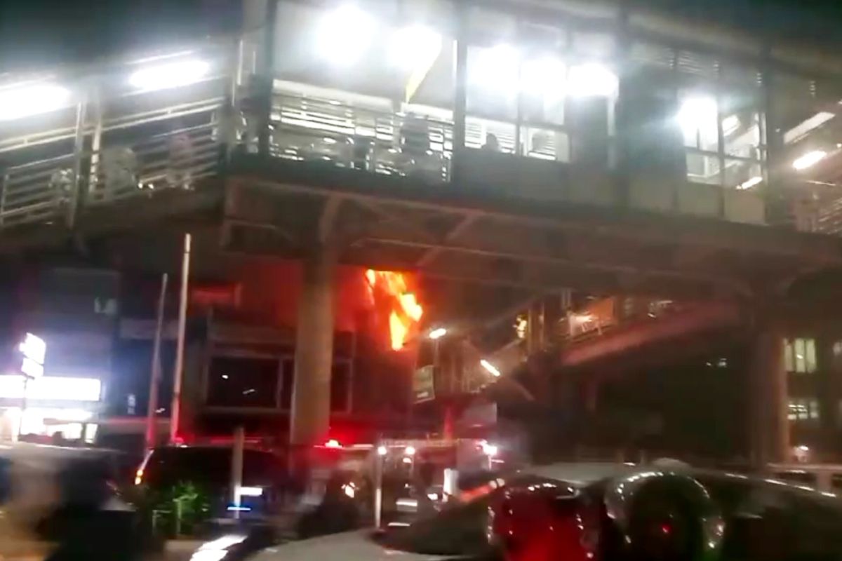 Layanan Transjakarta halte Mampang terlambat akibat ada ruko terbakar ...