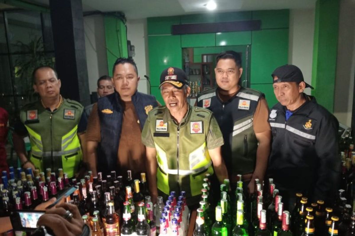 Satpol PP Kota Jambi sita dua ratus lebih botol minuman beralkohol ilegal