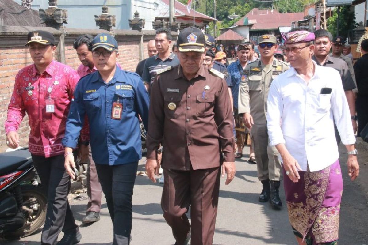 Bupati Buleleng tinjau perbaikan jalan Desa PakisanKubutambahan