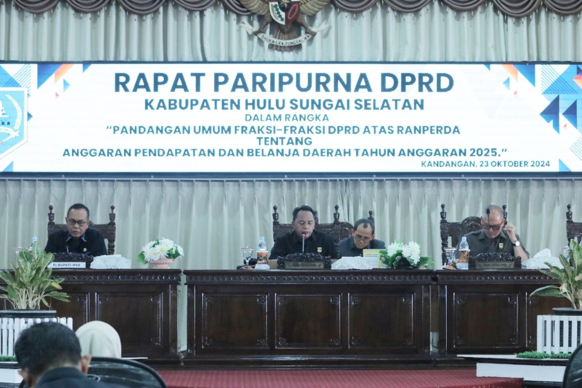 Fraksi-fraksi DPRD HSS sampaikan pandangan umum atas Raperda APBD 2025